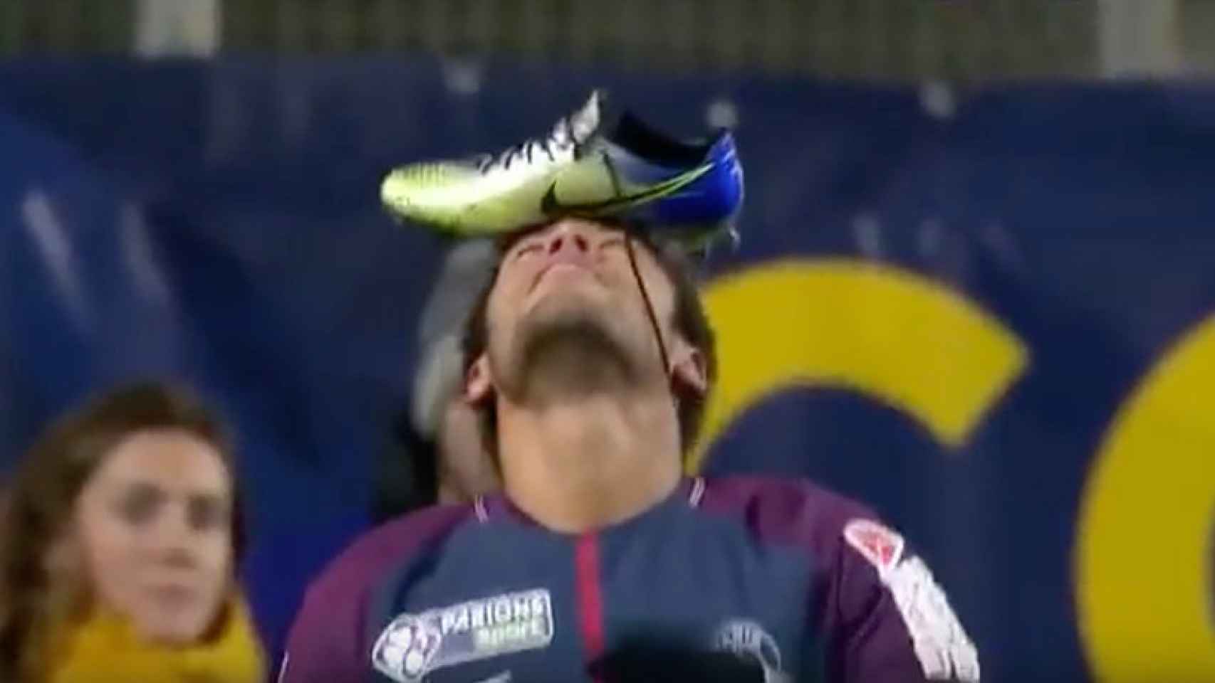 Neymar celebra un gol con la bota sobre la cabeza