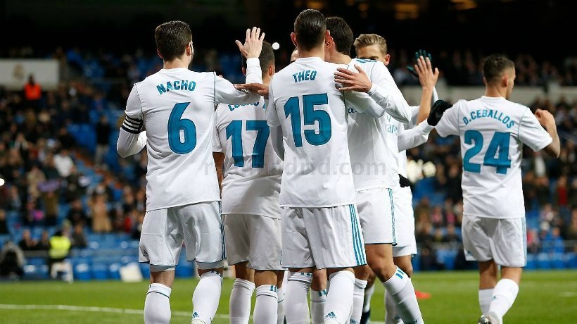 Los jugadores del Real Madrid celebran el gol de Lucas