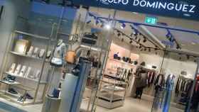 La nueva tienda de Adolfo Domínguez en un centro comercial de Vigo.