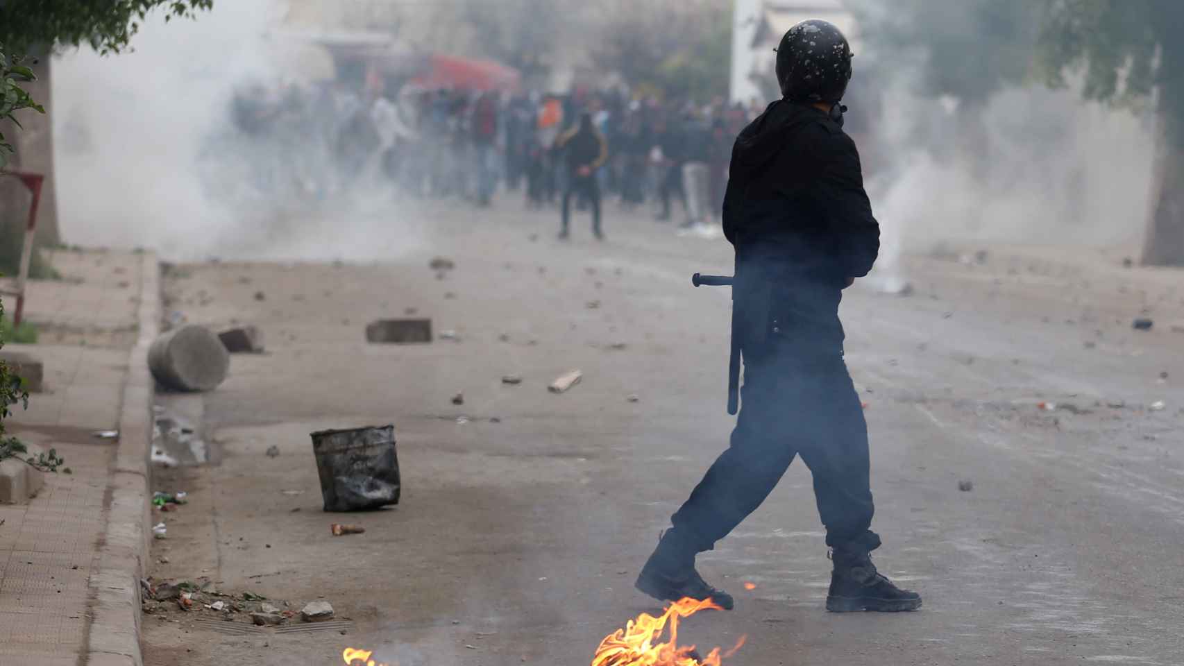 Un agente lanza gas lacrimógeno a manifestantes en la ciudad de Tebourba