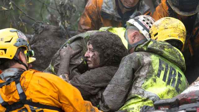Una mujer es rescatada por los bomberos en Montecito, California.