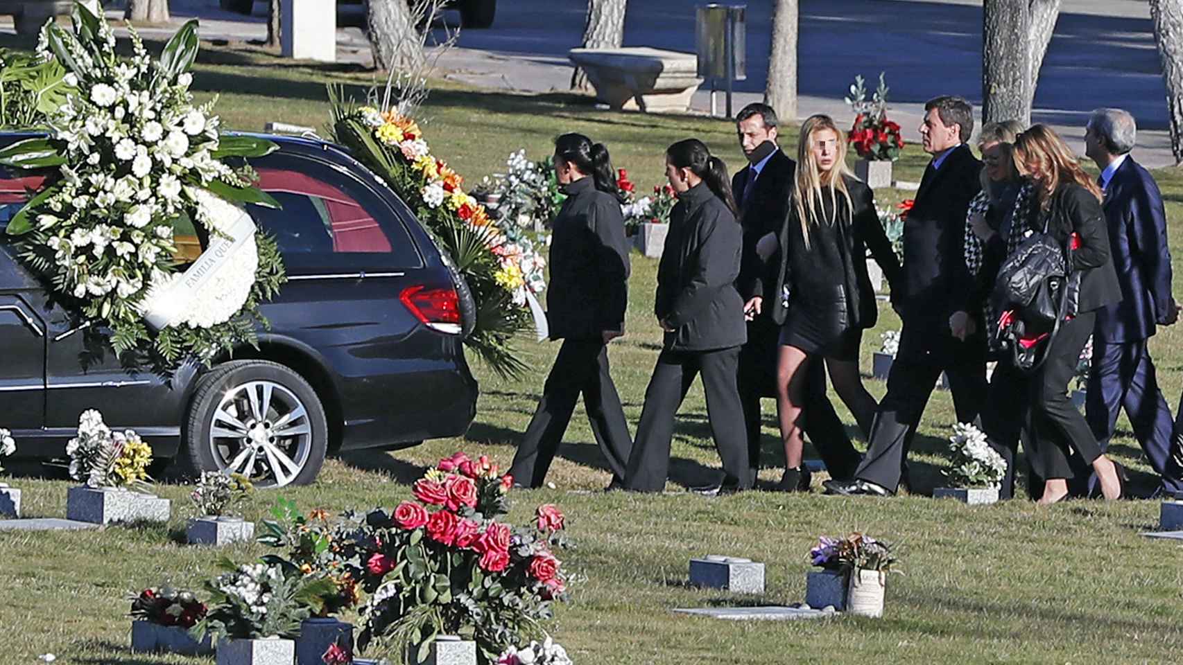 La familia acompaña al cuerpo en el cementerio de Pozuelo de Alarcón.