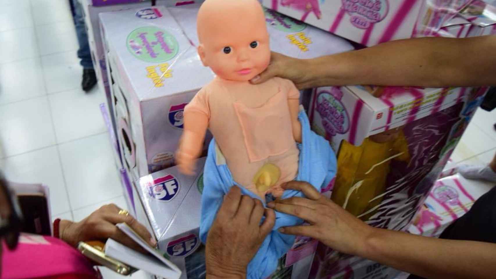 La muñeca posee aspecto de niña y genitales masculinos