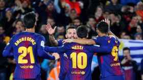 André Gomes, Messi y Suárez celebran con Jordi Alba su gol.