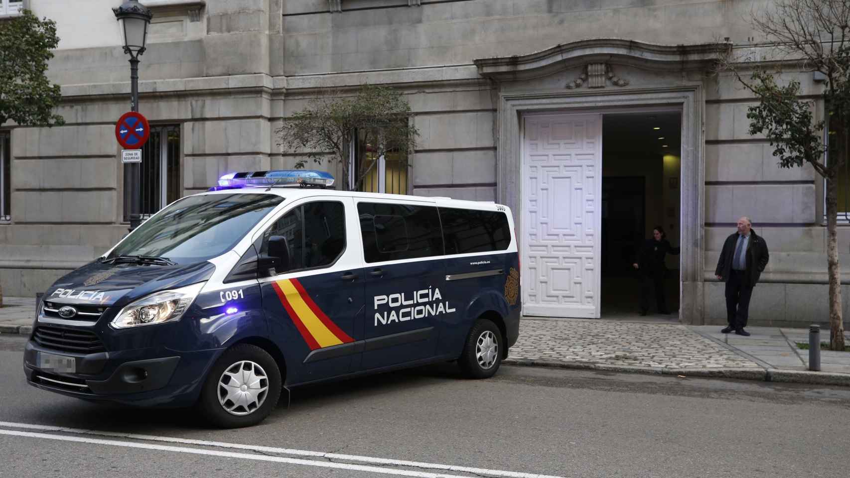 Un furgón de la Policía , a su llegada al TS donde declaran oaquim Forn, Jordi Cuixart y Jordi Sànchez