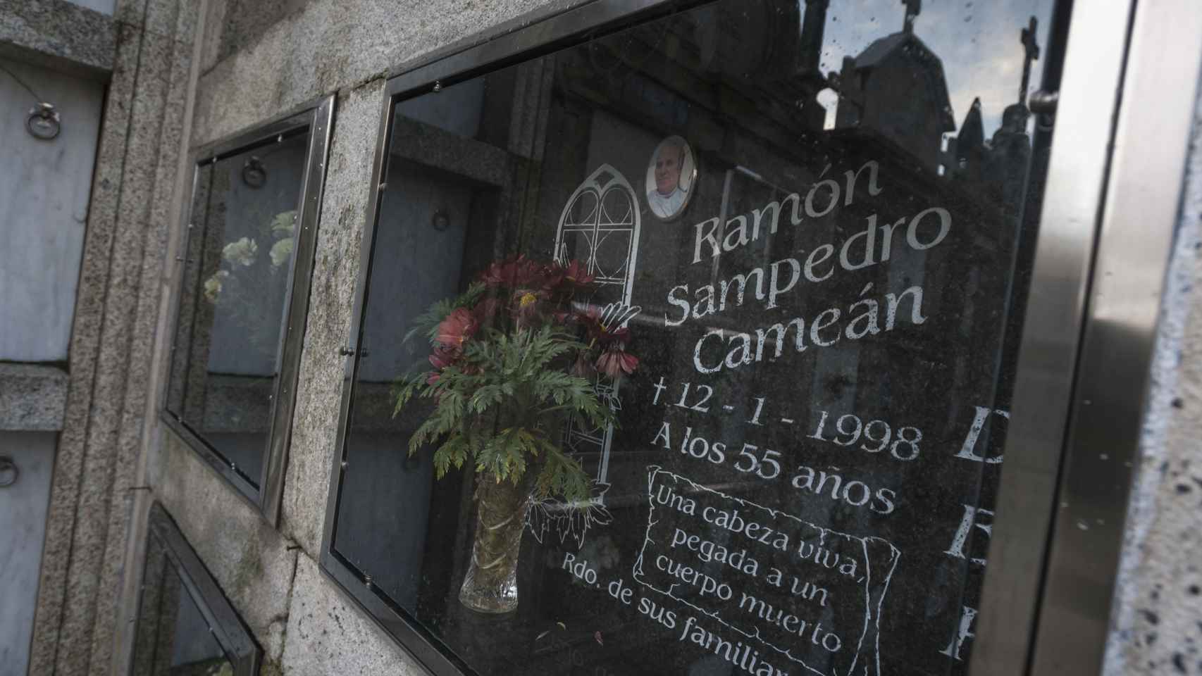 Los restos mortales de Ramón Sampedro descansan desde 1998 en el cementerio de la iglesia de Santa Mariña de Xuño.
