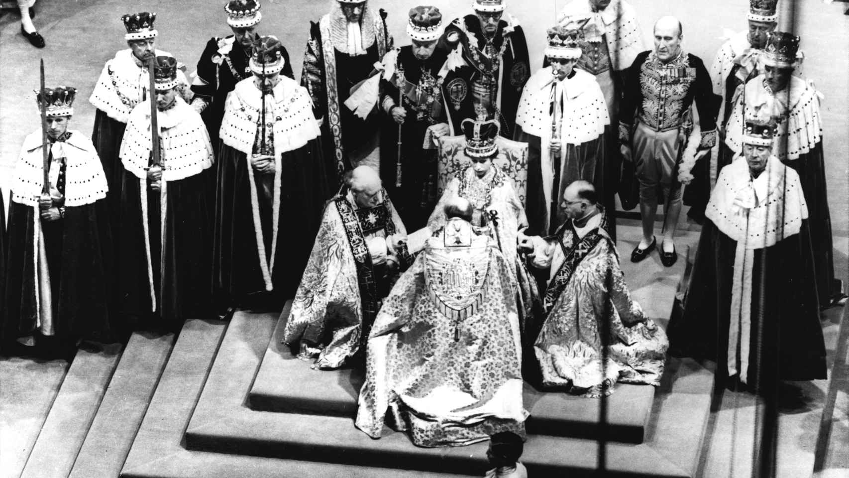 La reina Isabel II durante la ceremonia de coronación como reina de Inglaterra.