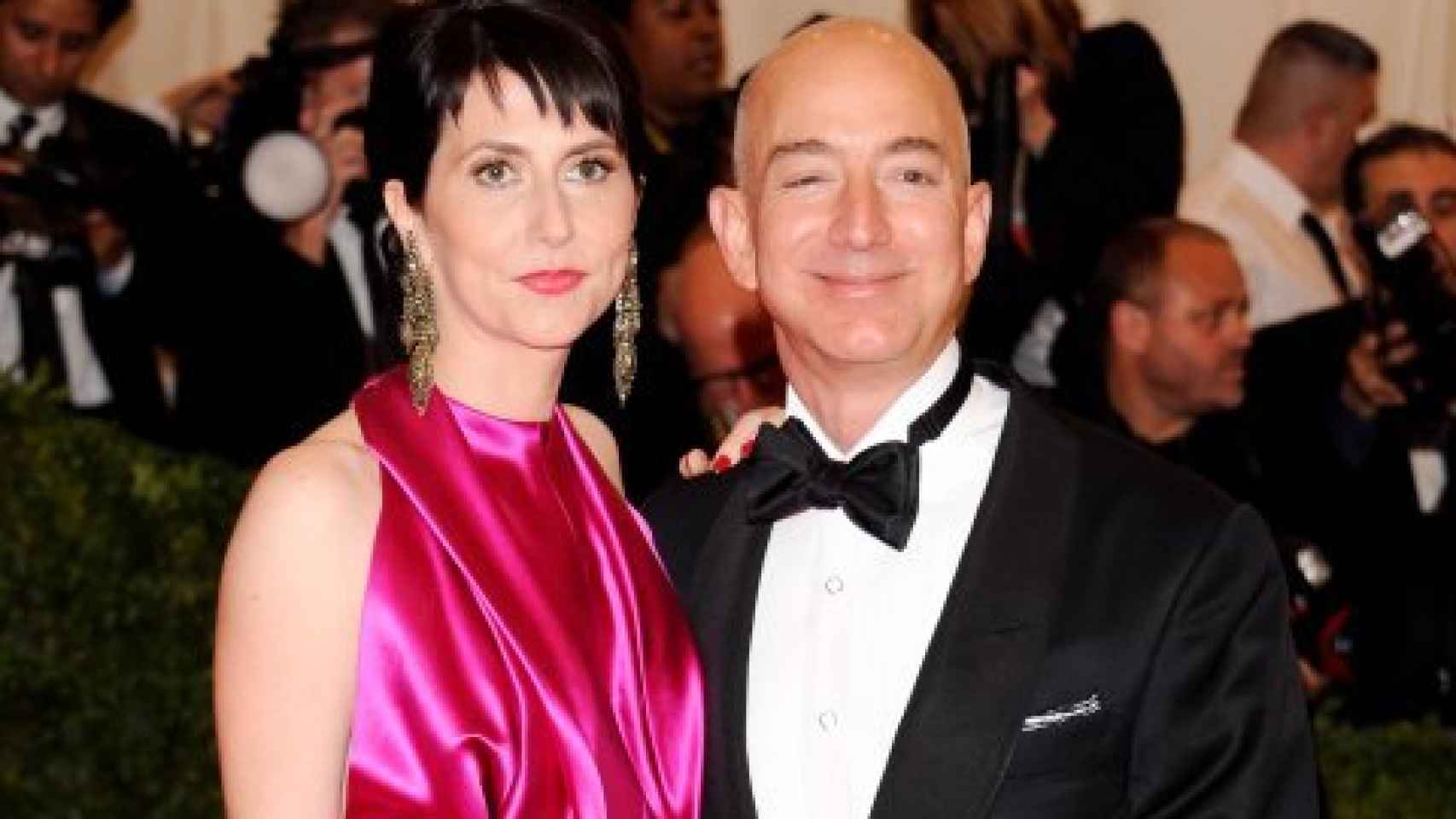 Bezos, en un acto con su mujer, Mackenzie.