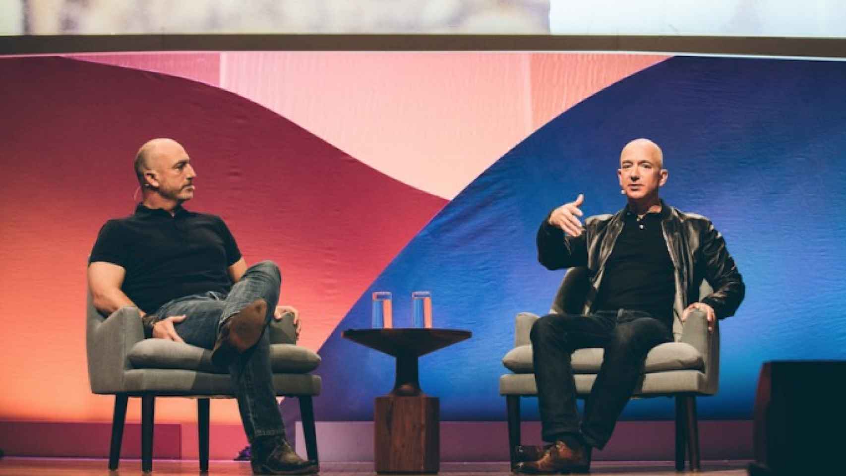 Bezos, durante una entrevista con su hermano Mark.
