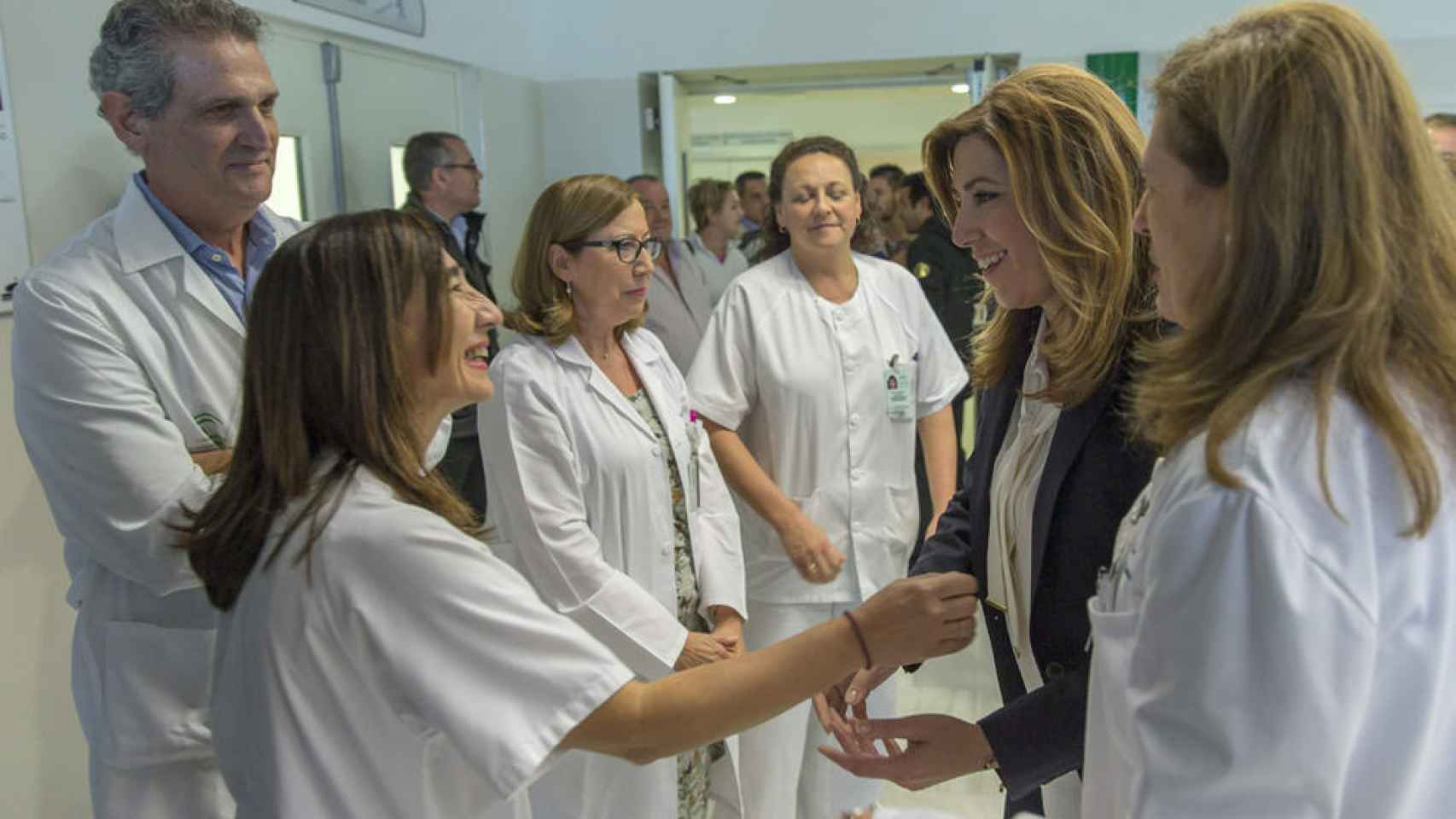 Susana Díaz, en una visita al hospital del Valme, en Dos Hermanas (Sevilla)
