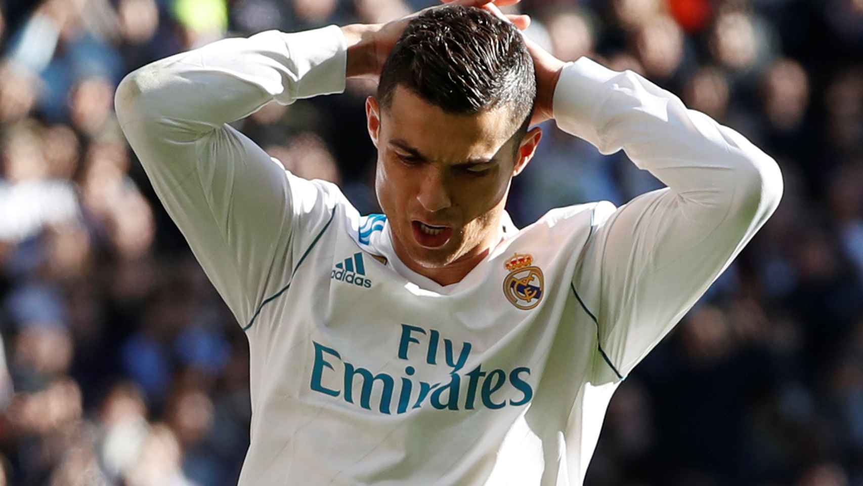 Cristiano Ronaldo se echa las manos a la cabeza.