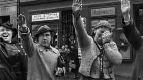 Mujeres en la Alemania de Hitler haciendo el saludo nazi.