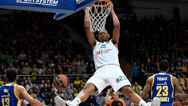 Walter Tavares se cuelga del aro ante el Khimki.