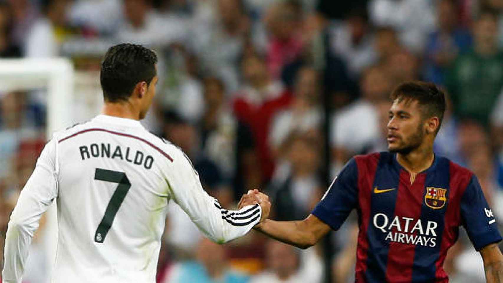 Neymar y Cristiano Ronaldo se dan la mano en un Madrid - Barça.