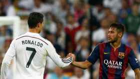Neymar y Cristiano Ronaldo se dan la mano.