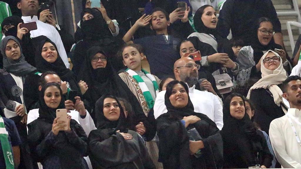 Mujeres en el primer partido de fútbol al que pudieron acudir en Arabia Saudí.