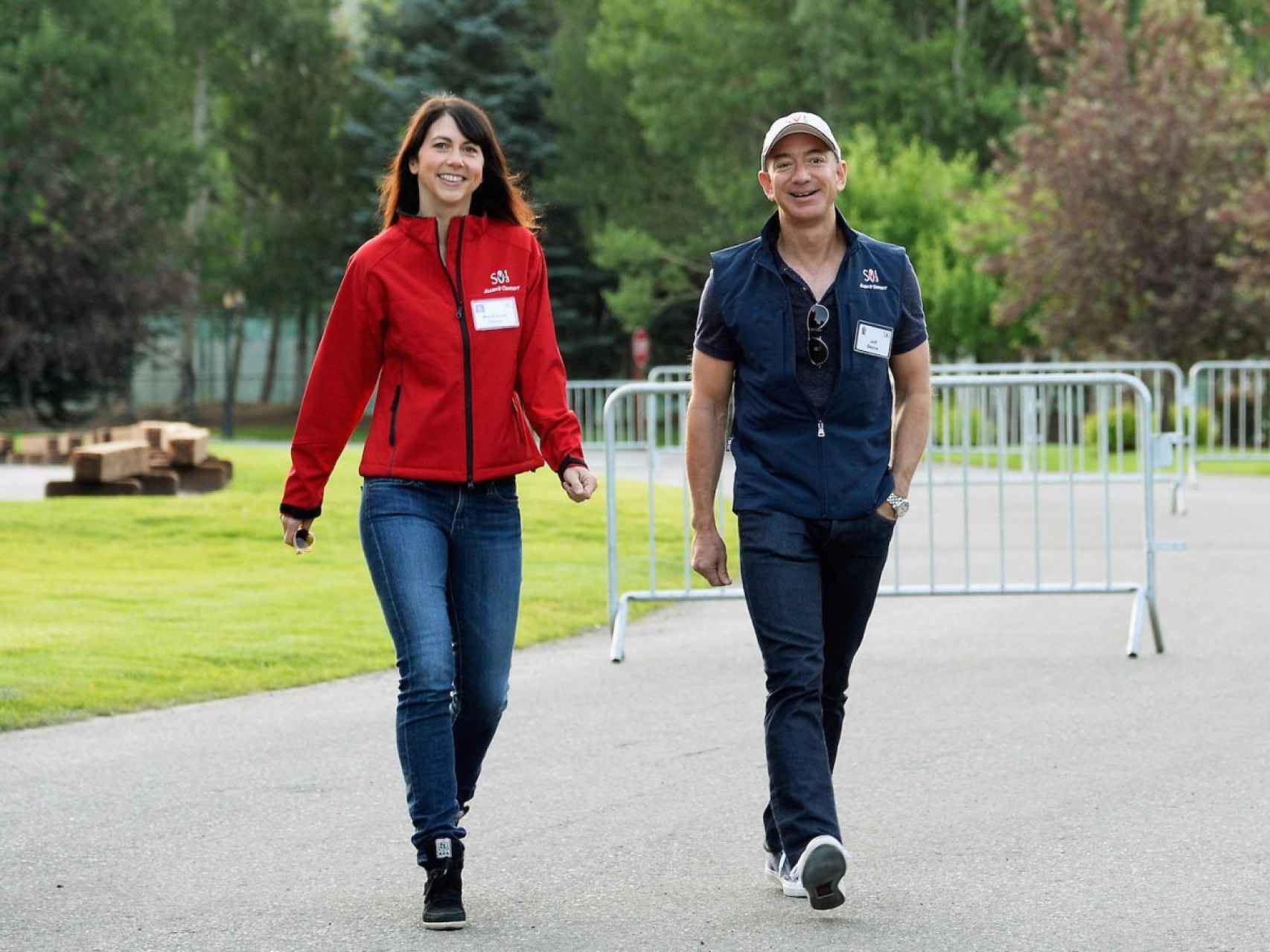 Bezos, dueño de Amazon, de paseo con su mujer, McKenzie.