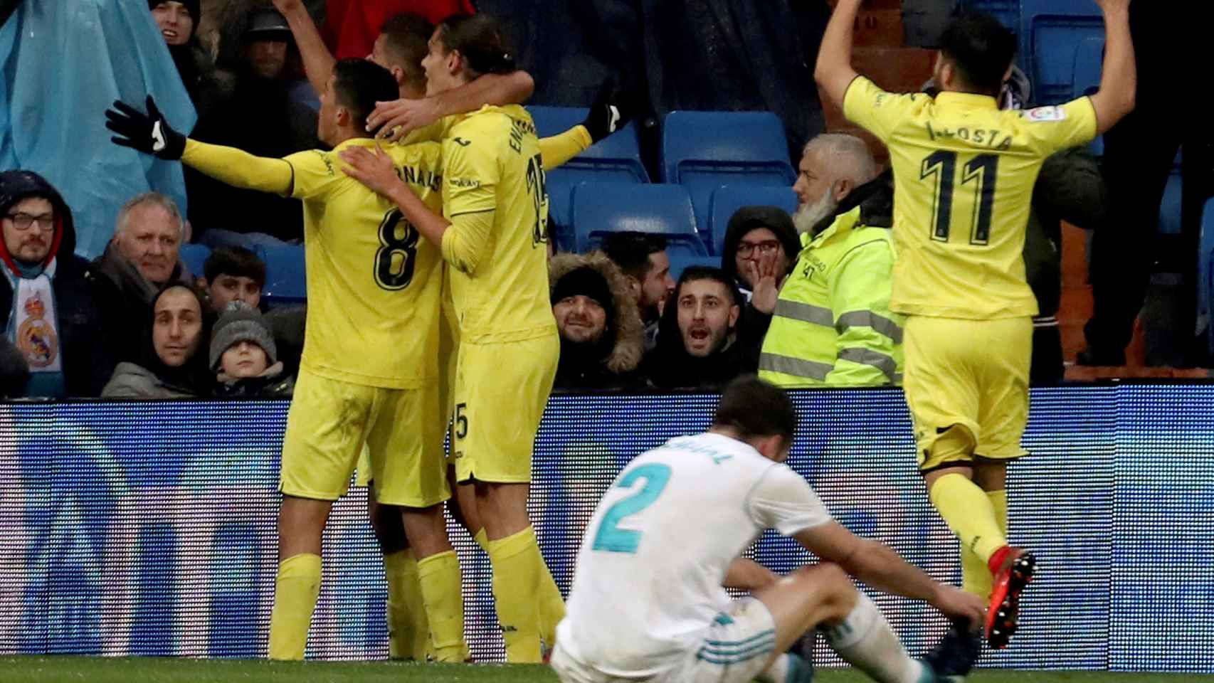 Los jugadores del Villarreal celebran el gol en el Bernabéu.