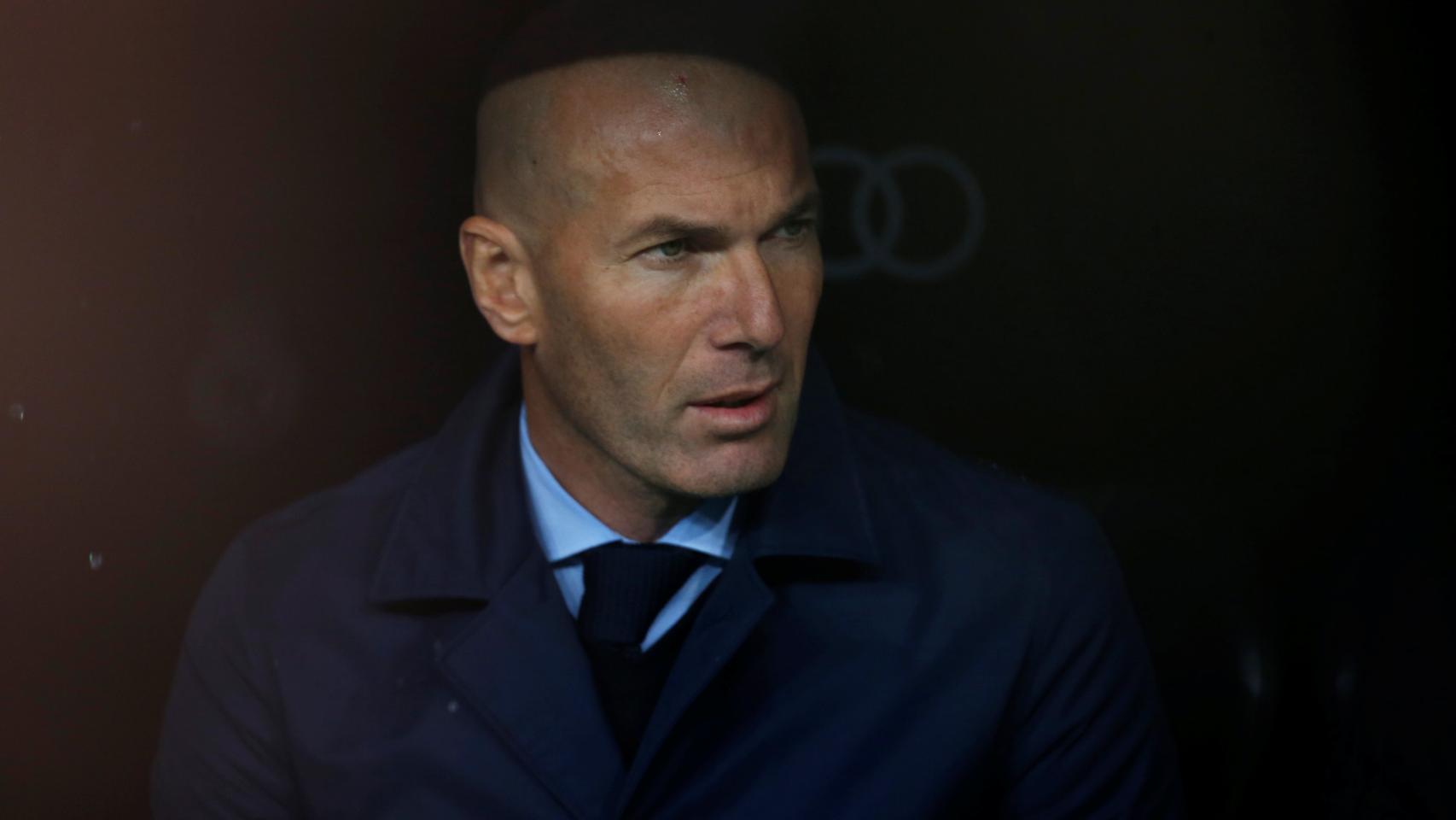 Zidane, en su banquillo, ante el Villarreal.