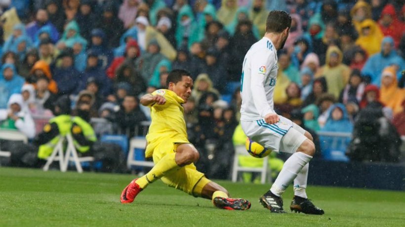 Nacho, frenando al rival. Foto: Manu Laya / El Bernabéu
