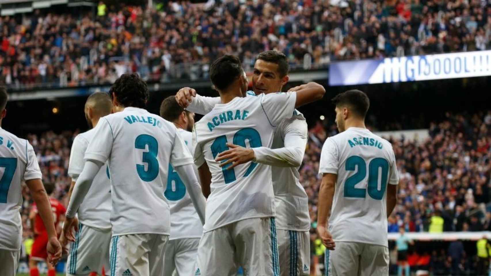 Cristiano felicita a Achraf por su gol. Foto: Pedro Rodríguez / El Bernabéu