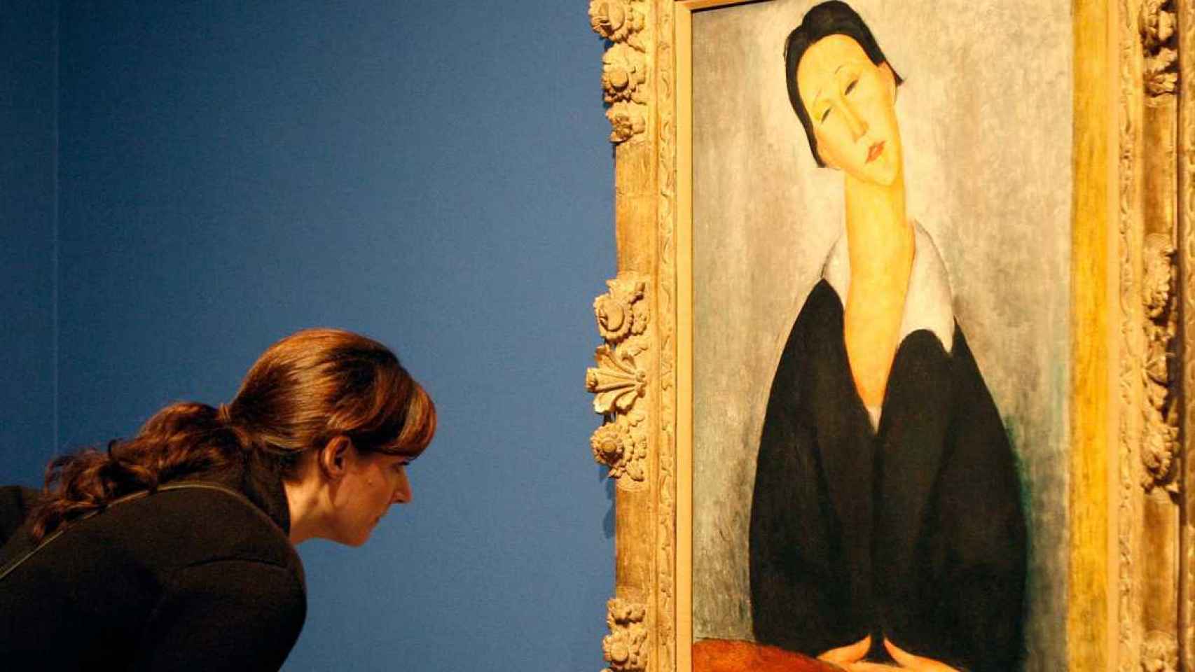 Una visitante ante uno de los retratos femeninos de Modigliani.