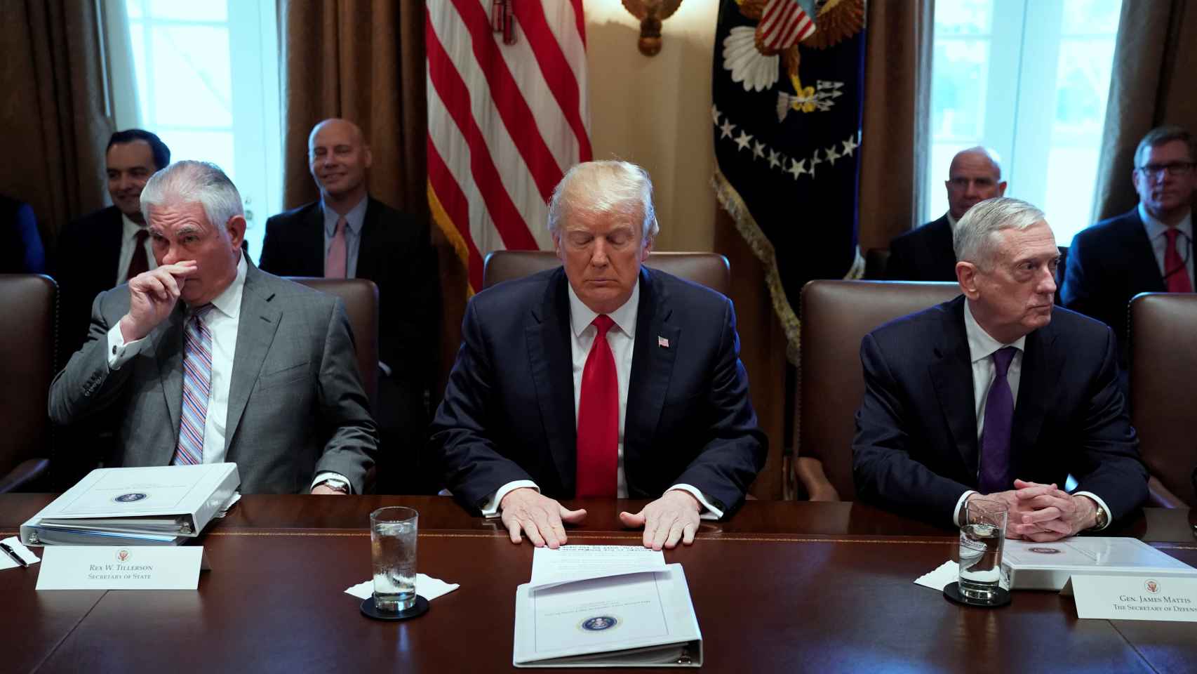 Mattis y Tillerson flanquean a Trump en una reunión en la Casa Blanca