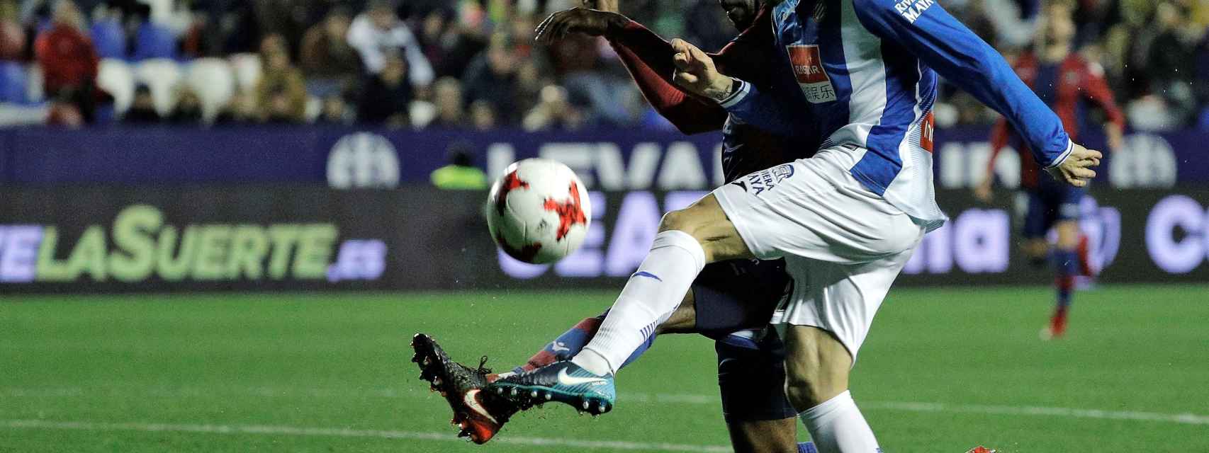 Sergio García en plena disputa del balón.