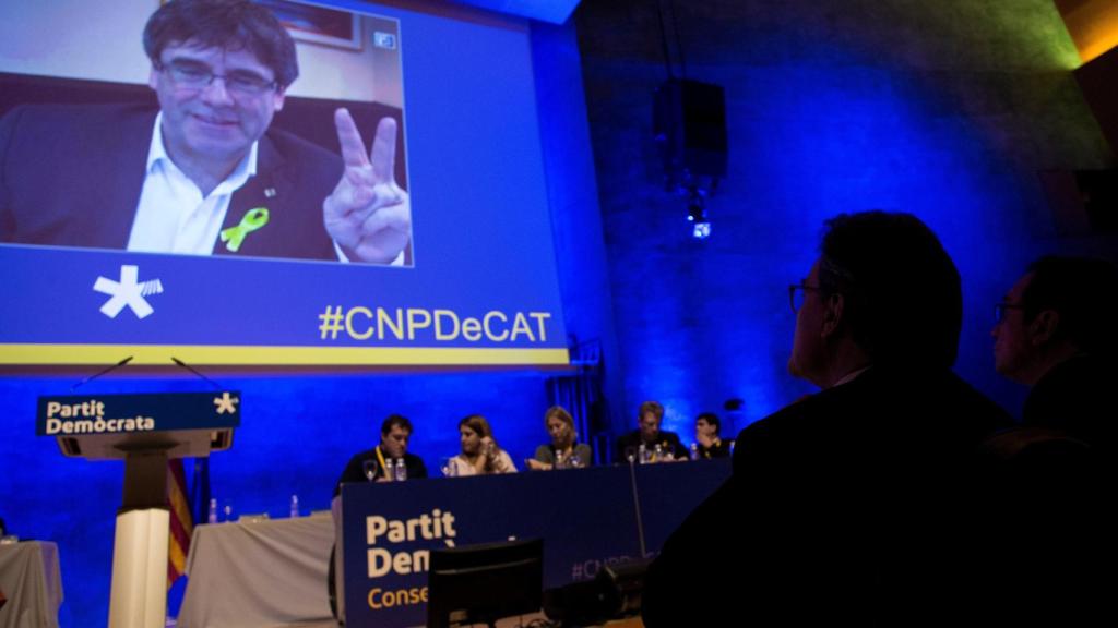 Carles Puigdemont, durante su intervención este sábado bajo la atenta mirada de Artur Mas.