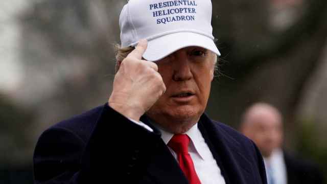 Trump presume de gorra en un posado ante los medios en la Casa Blanca