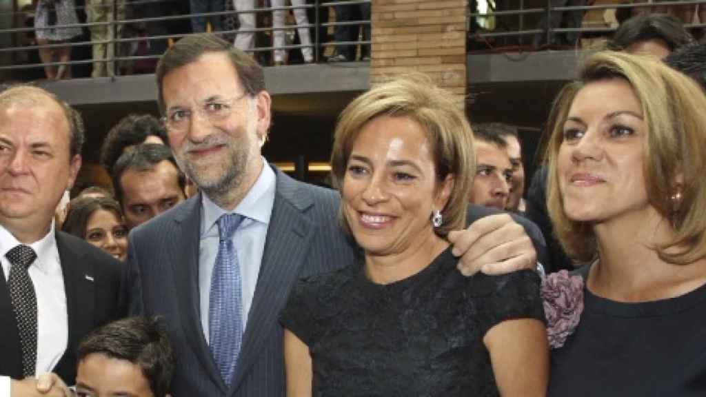 Ana María Cordón junto al presidente Mariano Rajoy y su marido.