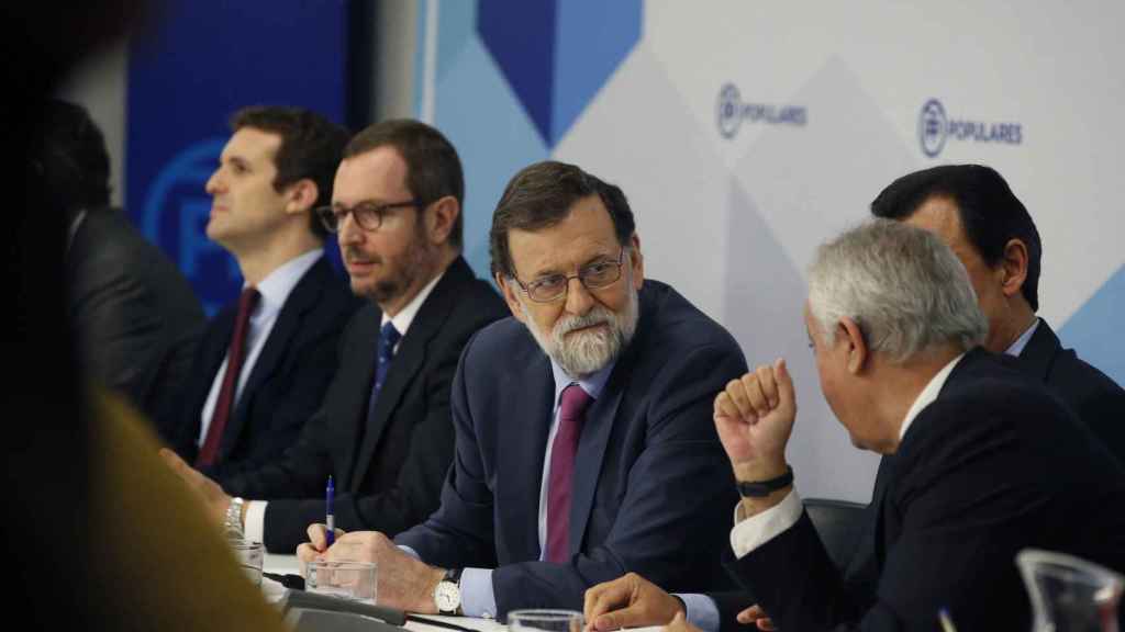 Mariano Rajoy junto a su equipo directivo este lunes en Génova.