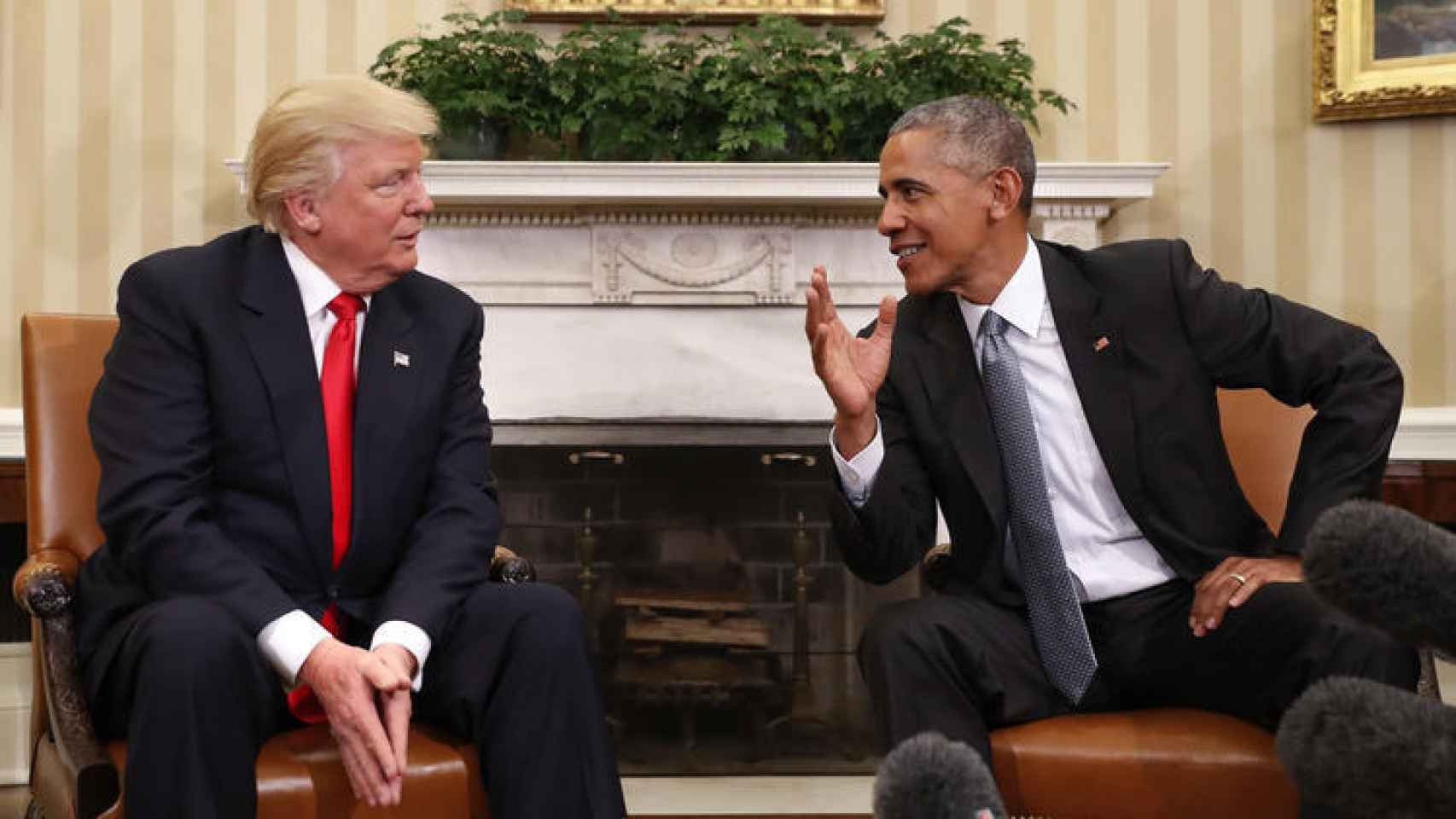 El presidente de EEUU, Donald Trump, junto al expresidente Barack Obama.