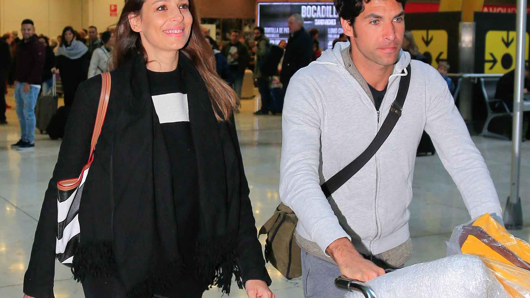 Eva González y Cayetano Rivera, en el aeropuerto de Madrid a su vuelta de México.