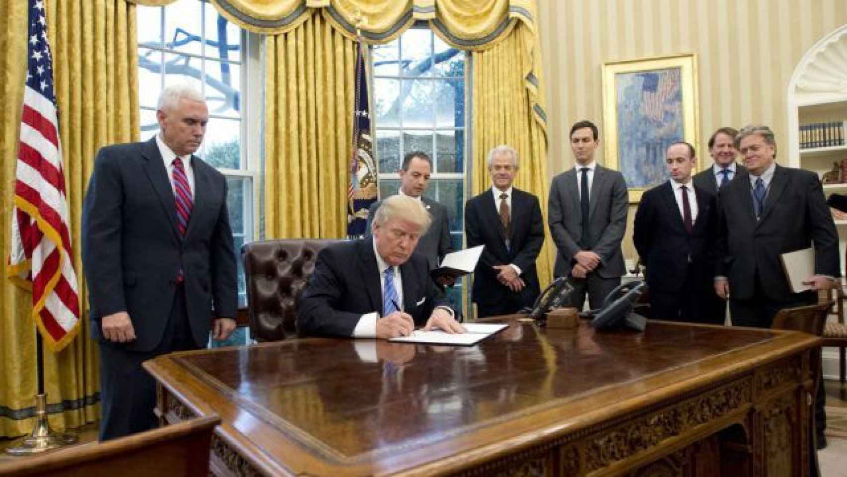 Trump firmando la ley que limita la financiación de ONG pro aborto.