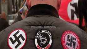 Imagen de archivo de un neonazi alemán durante una concentración fascista en Berlín. EFE.