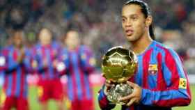 Ronaldinho, con el Balón de Oro.