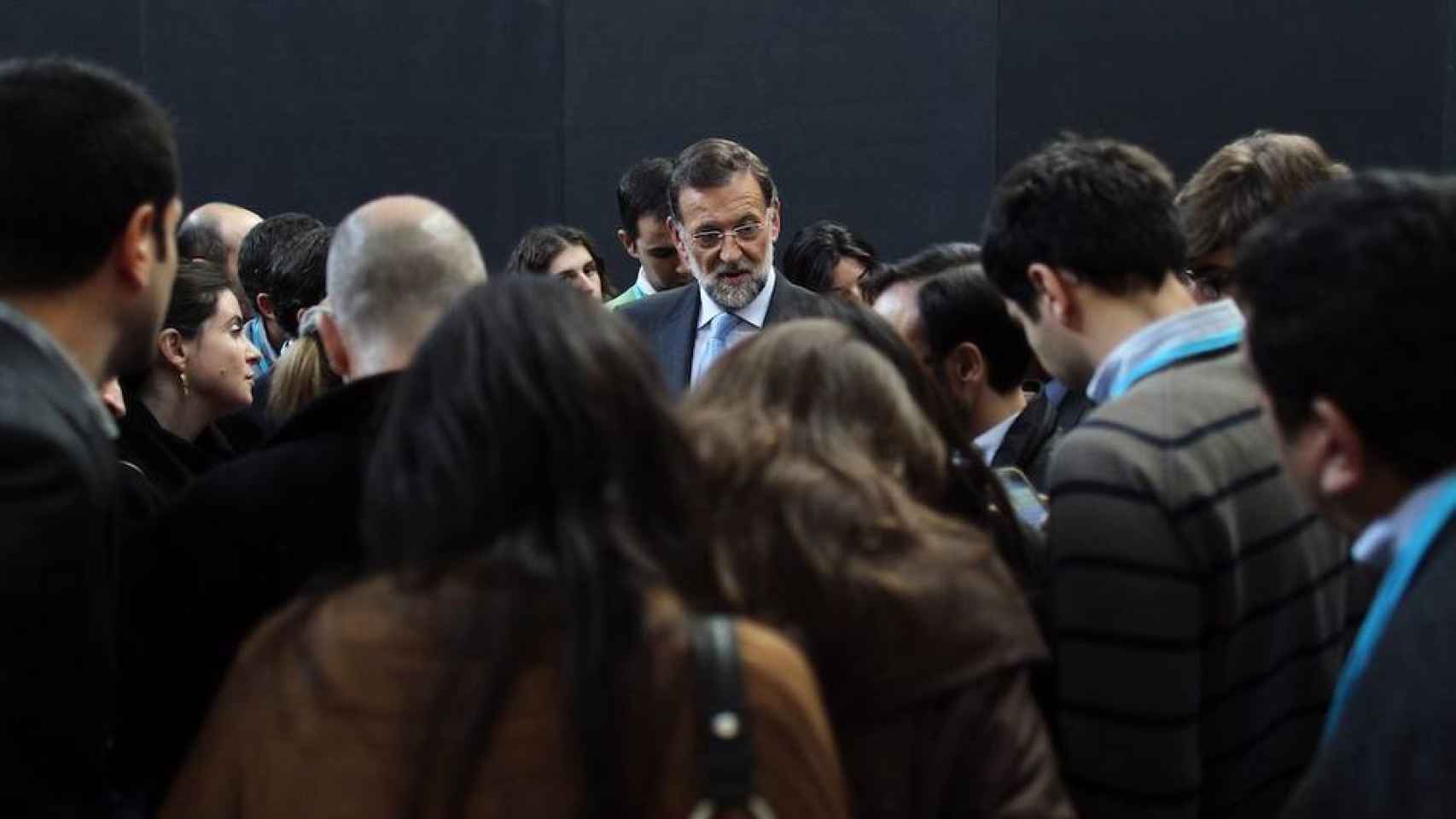 El presidente del Gobierno, Mariano Rajoy, este martes con un grupo de periodistas en Moncloa.