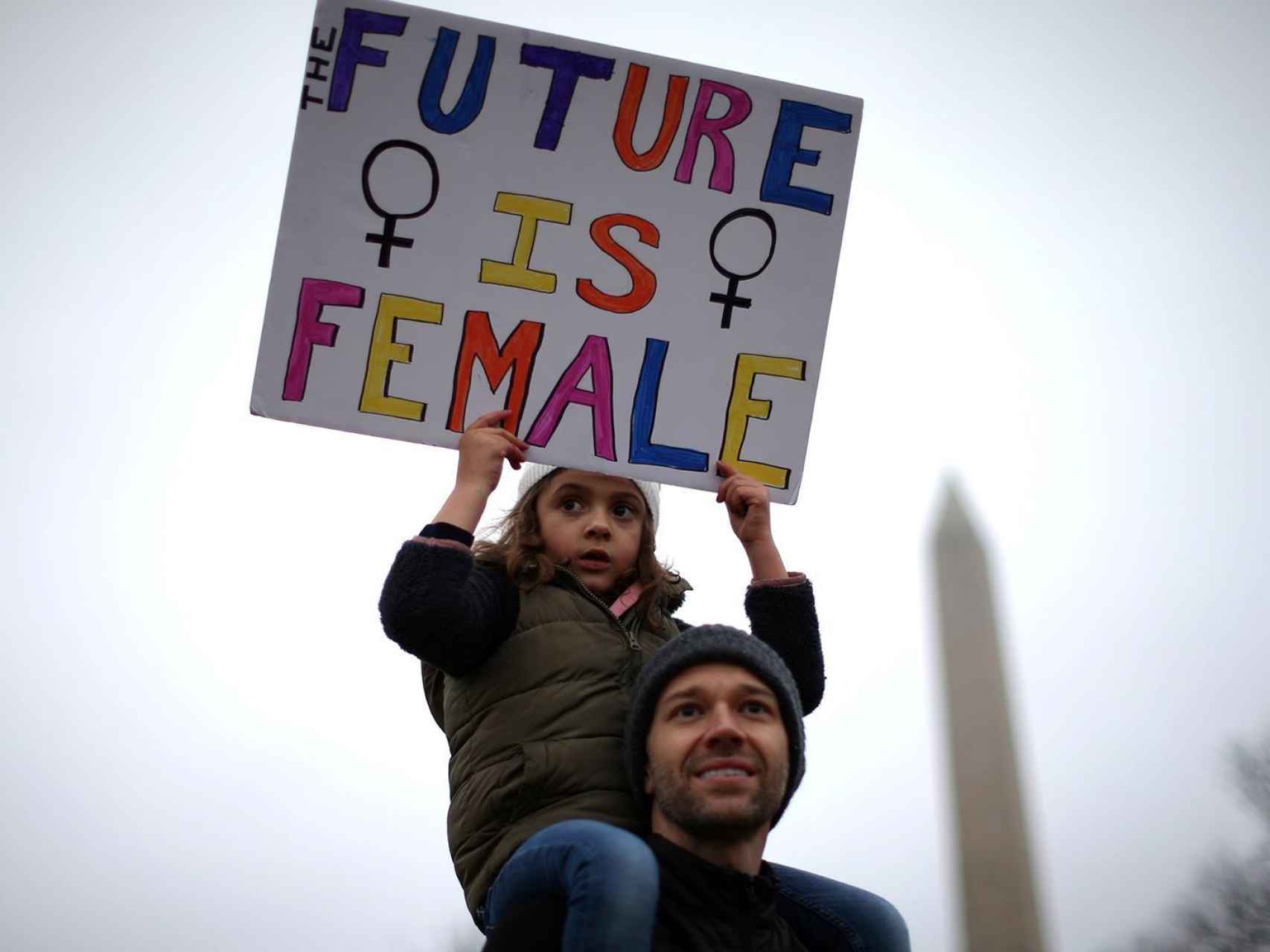 Un padre y su hija en la Marcha de las Mujeres de 2017.