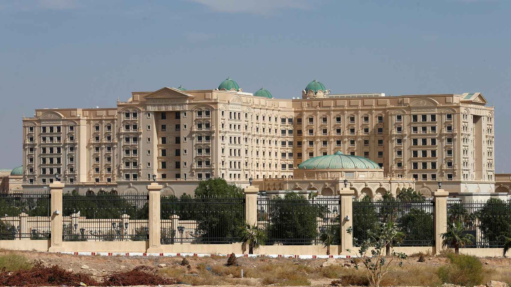 Imagen de la fachada del hotel Ritz de Riad.