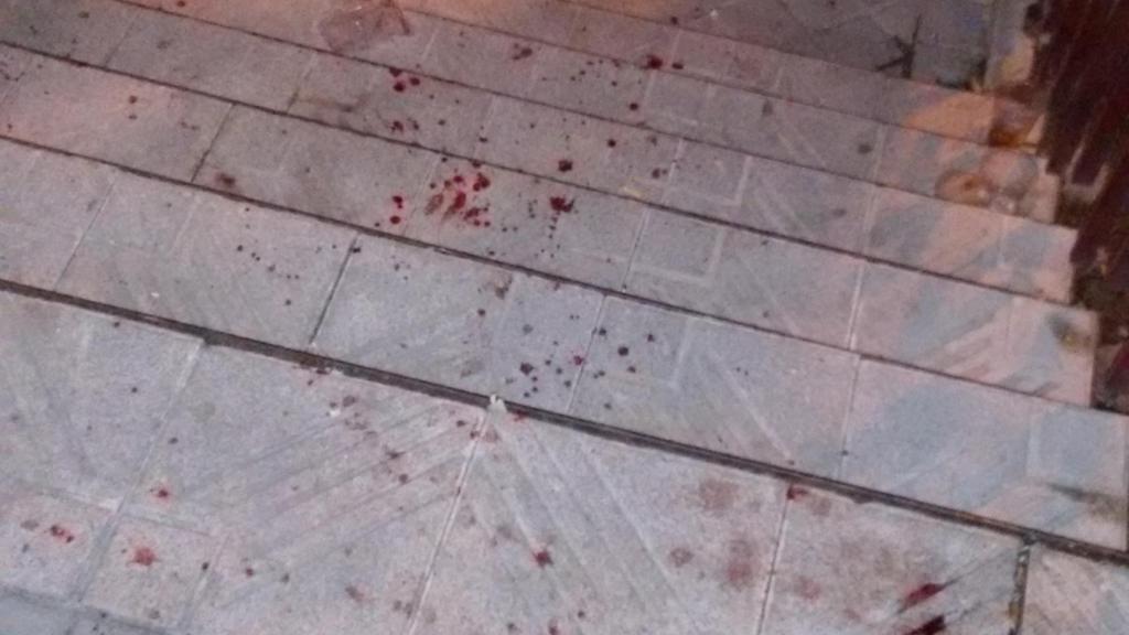 El lugar de los hechos, con manchas de sangre.
