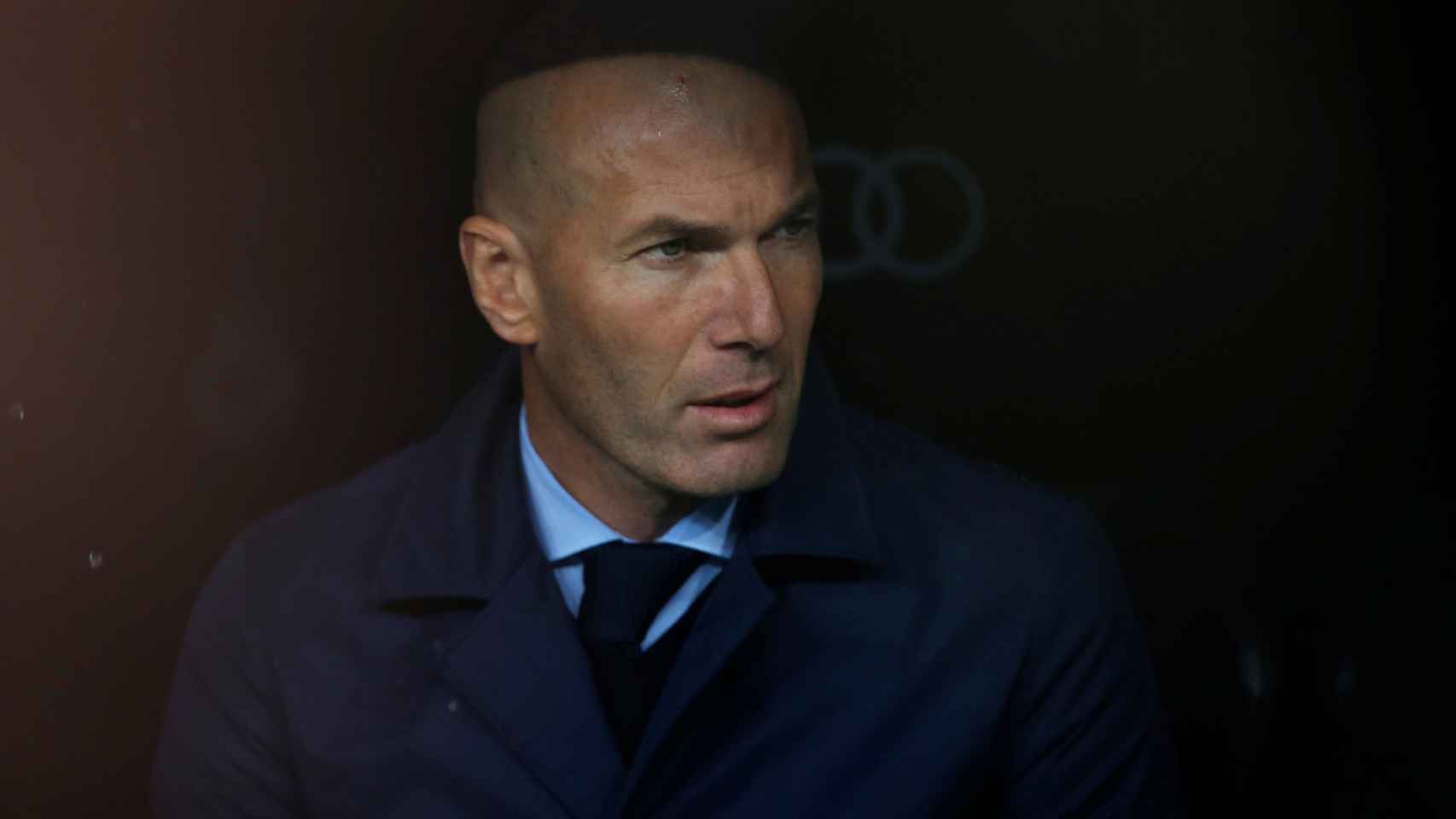 Zidane, en la oscuridad del banquillo del Bernabéu.