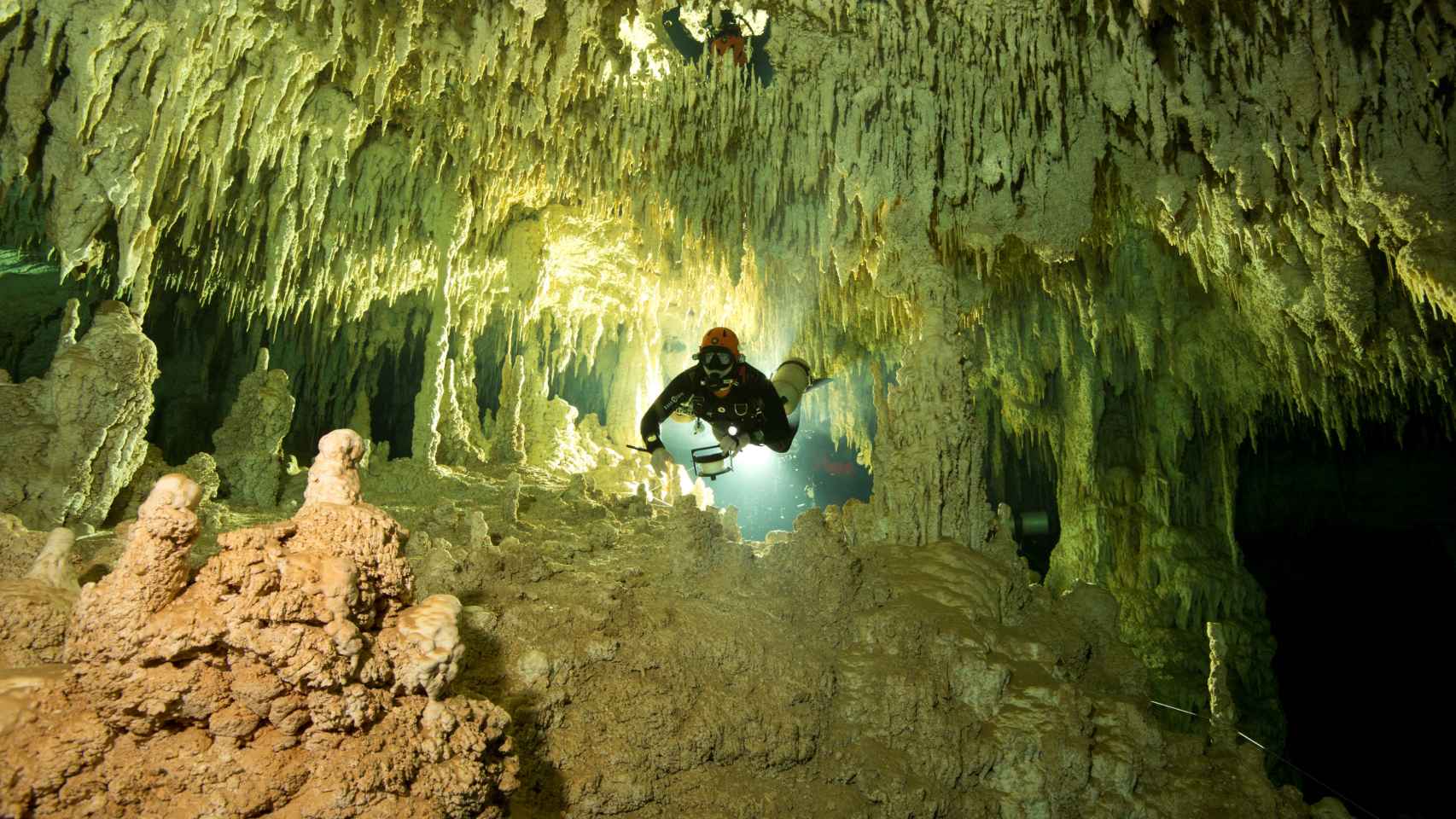 La cueva de Sac Atum, cerca de Tulum en Yucatán, México, ha sido descrita como el pasaje submarino más largo del mundo. Según sus descubridores, estas conexiones subterráneas y submarinas eran consideradas sagradas por los mayas e influenciaron su civilización.