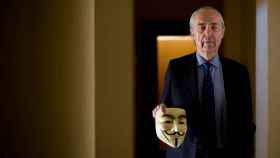 El poeta Luis Alberto de Cuenca matiza que esta imagen homenajea a V de Vendetta, no al 15M.