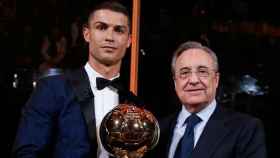 Cristiano y Florentino posan con el Balón de Oro
