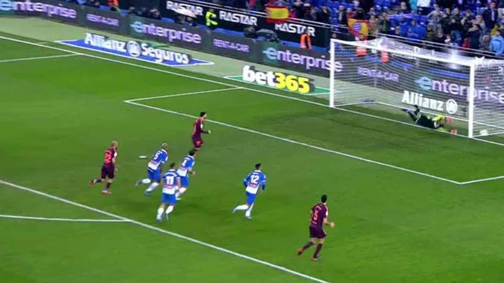 Diego López paró el penalti a Messi. Foto: Twitter (@elchiringuitotv)