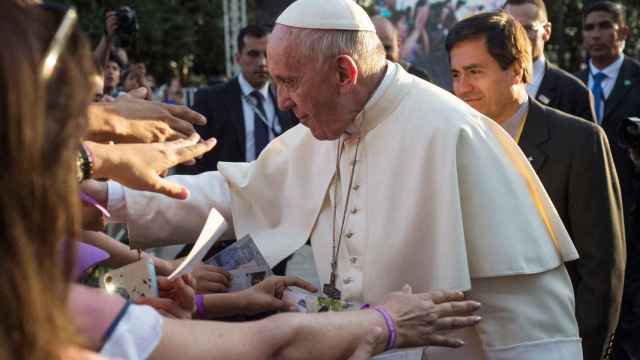 El Papa Francisco saluda a la multitud en Santiago de Chile.