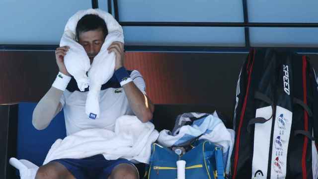 Djokovic, intentando combatir con bolsas de hielo el calor este jueves.
