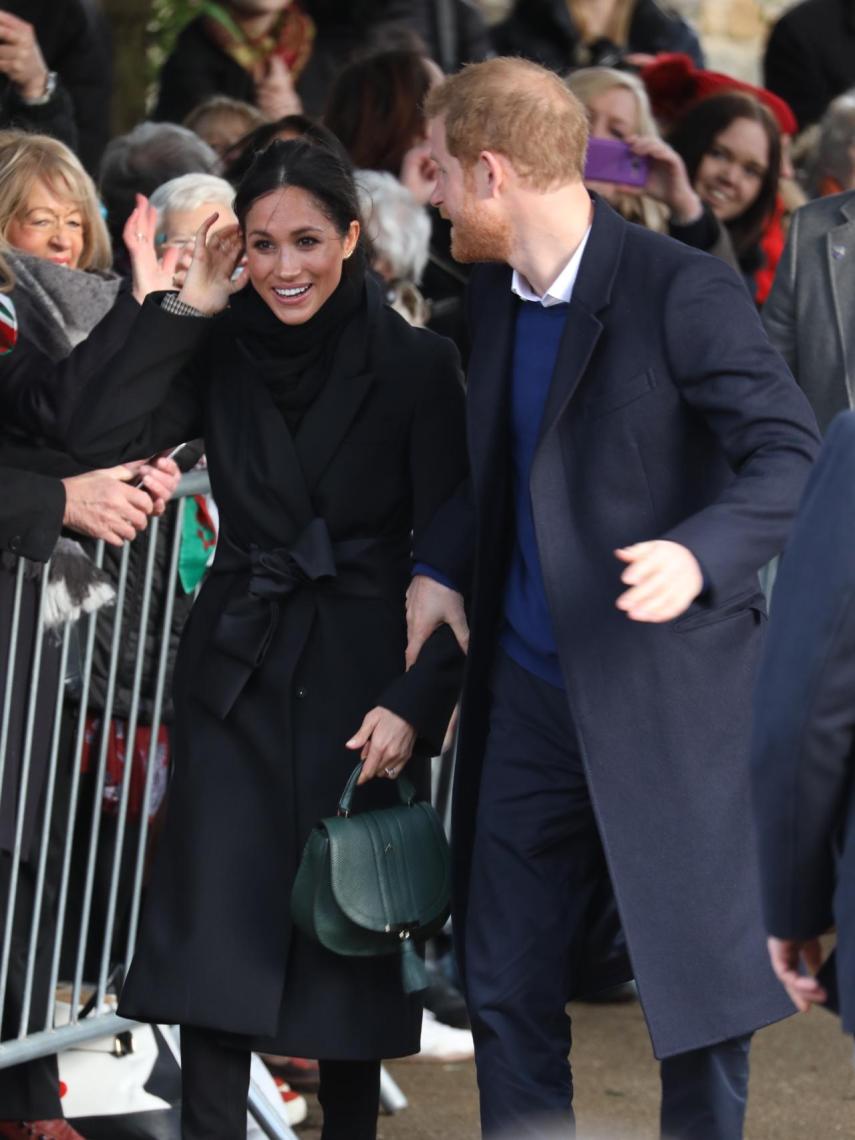 Meghan y Harry, sonríen en su visita a Cardiff.