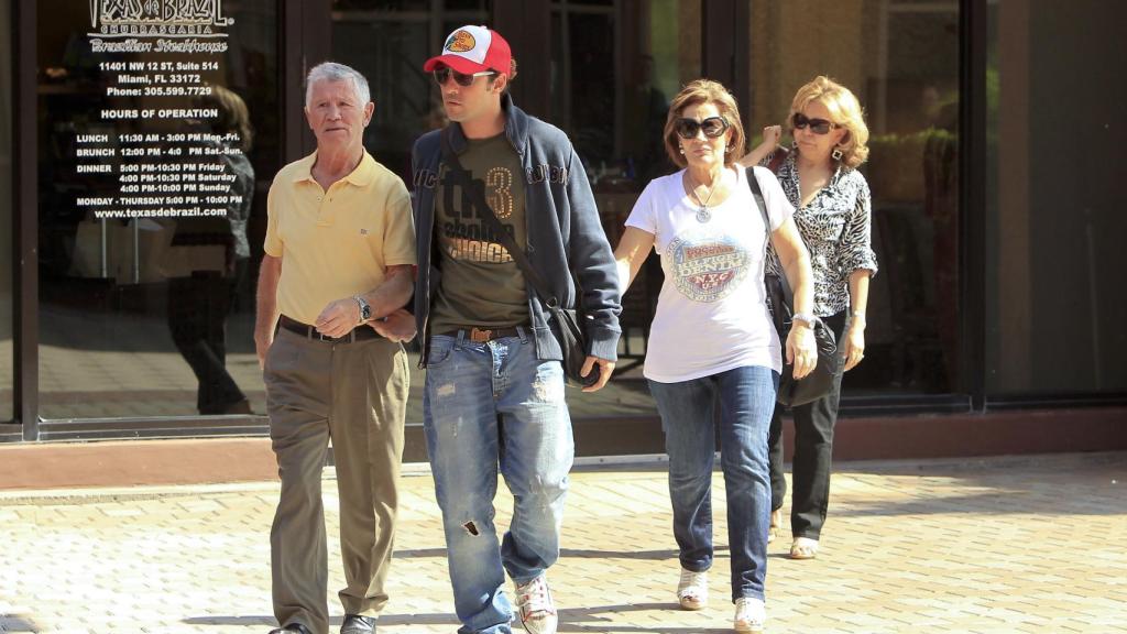 David Bisbal junto a sus padres.